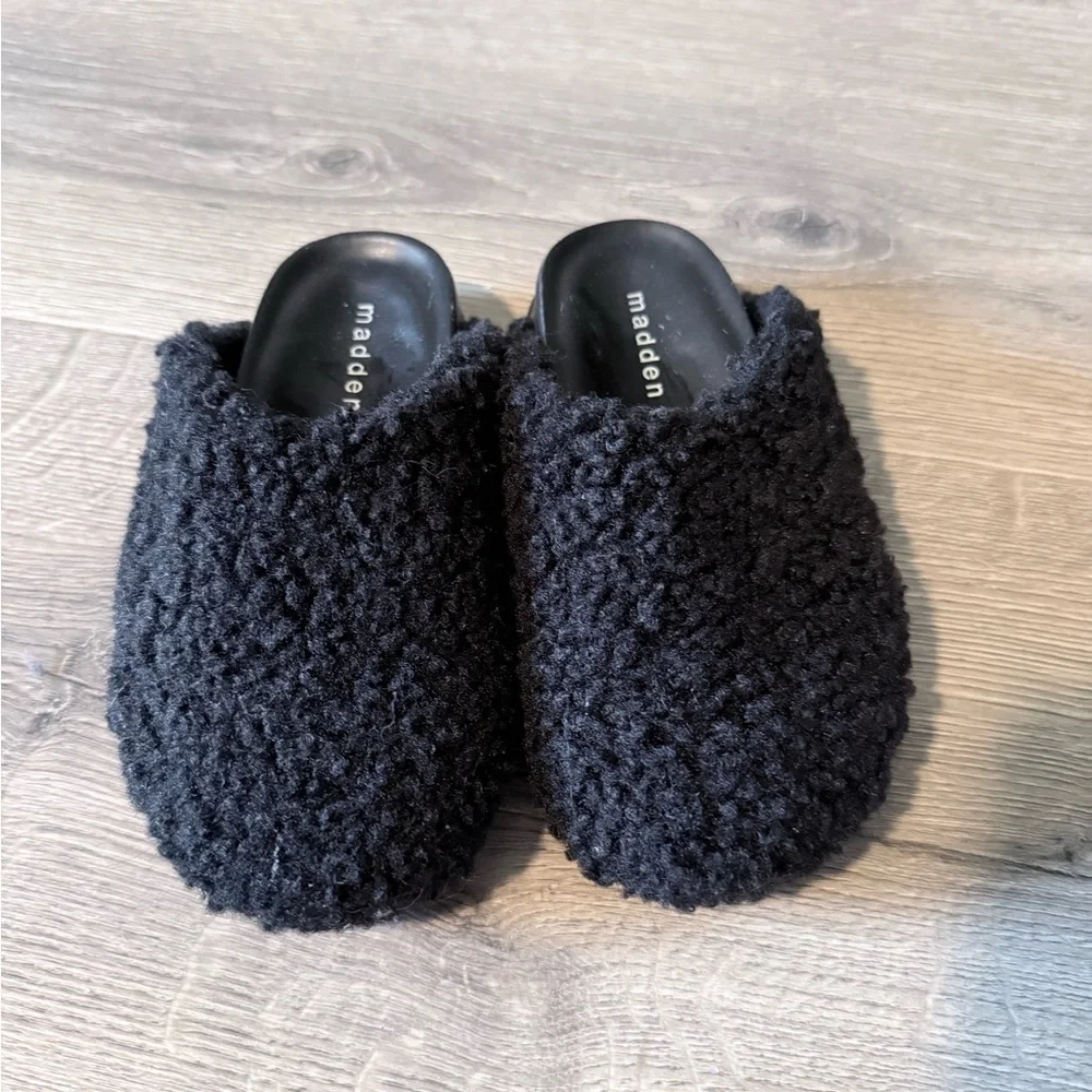 Madden Girl Youth Faux Fur Black Clogs 12